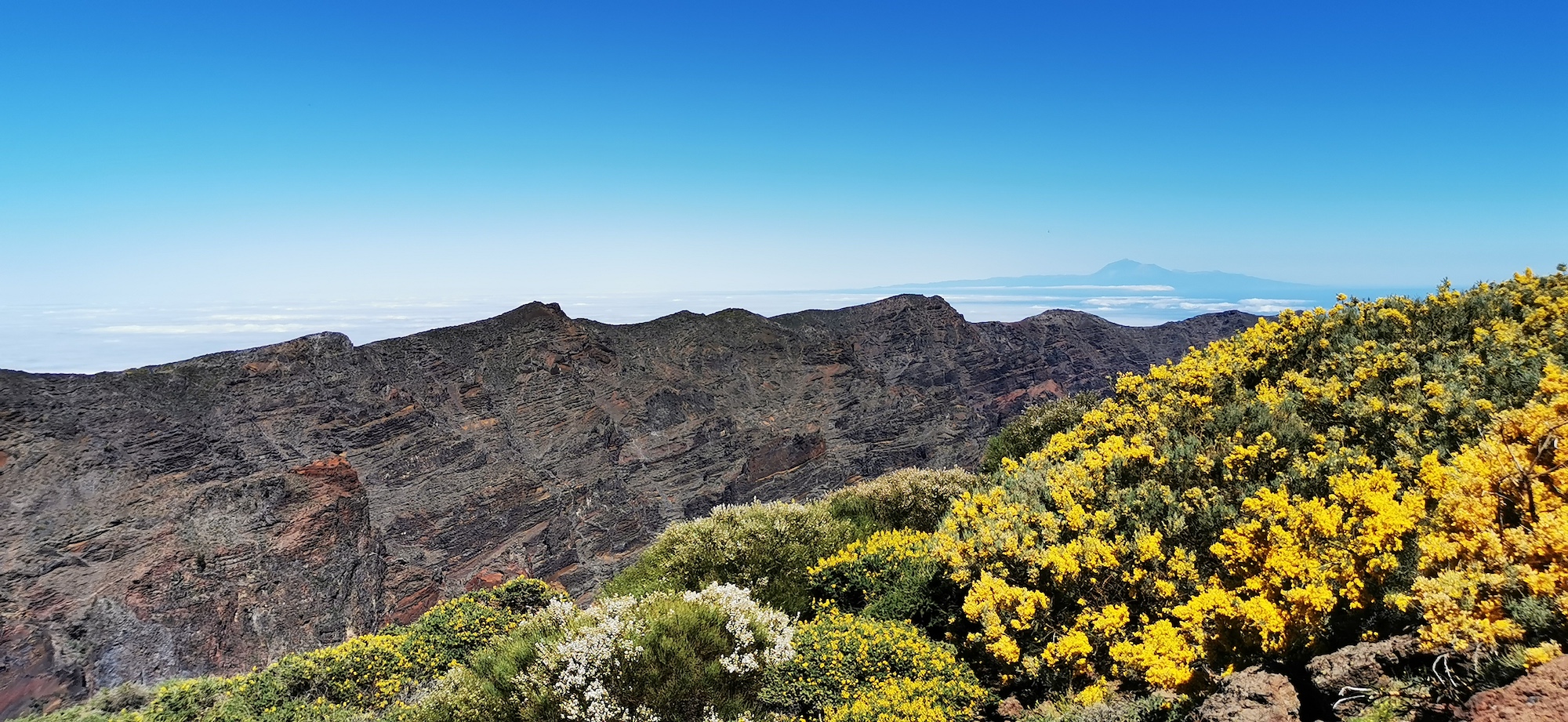 Vista desde El Roque de Los Muchachos - en el fondo la isla de Tenerife